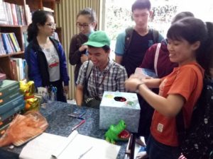 Khách hàng cửa hàng y khoa tây nguyên - chuyên cung cấp sách y và thiết bị y tế