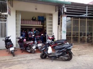 Khách hàng cửa hàng y khoa tây nguyên - chuyên cung cấp sách y và thiết bị y tế