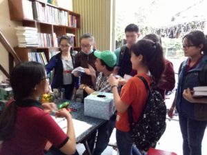 Khách hàng cửa hàng y khoa tây nguyên - chuyên cung cấp sách y và thiết bị y tế